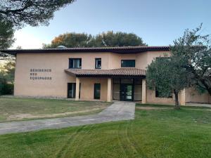 a building with the words healthcare be courquets on it at Résidence Des Équipages in Le Castellet