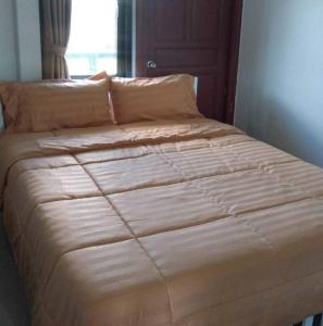 a large bed with tan sheets and a window at Lilly Home in Campson +16 photos