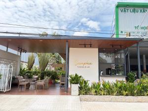 a restaurant with a patio with tables and chairs at Samphia Homestay in Nguyệt Hòa