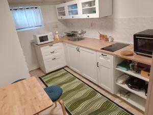 a small kitchen with a sink and a microwave at Ubytování u J & J in Lauterwasser