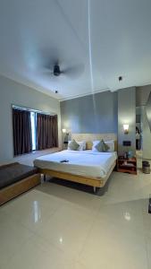 a large bedroom with a large bed and a window at Paradise Grand Hotel Delhi igi Airport in Etāwah