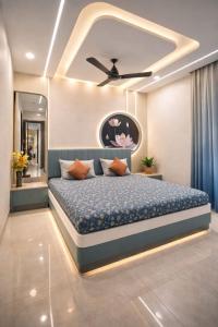 a bedroom with a bed and a ceiling fan at Paradise Grand Hotel Delhi igi Airport in Etāwah