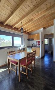 a kitchen and dining room with a table and chairs at Monte das Mariolas in Castelo de Vide