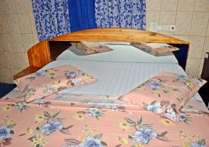 Llit o llits en una habitació de Hôtel Loris