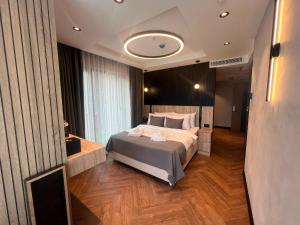 ein Schlafzimmer mit einem großen Bett in einem Zimmer in der Unterkunft Vela Blu Hotel in Degirmen