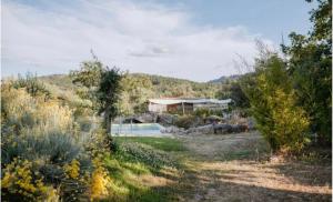 a view of a yard with a house in the background at Monte das Mariolas in Castelo de Vide