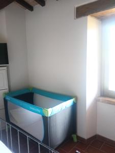 a toy crib in a corner of a room at Borgosulnera - Oltre il tempo in Ferentillo