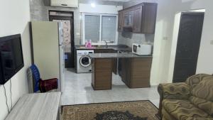 a kitchen with a washer and dryer in it at شقة خلف السيفوي in Irbid