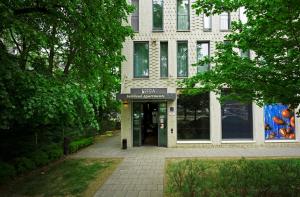 ein Gebäude mit einem Schild davor in der Unterkunft Brera Serviced Apartments Munich Schwabing in München