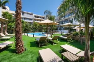 ein Resort mit Pool, Liegestühlen und Sonnenschirmen in der Unterkunft Leonidas Hotel & Apartments in Rethymno
