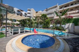 ein Schwimmbad mitten in einem Gebäude in der Unterkunft Leonidas Hotel & Apartments in Rethymno