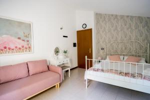 a living room with a bed and a couch at Lario Panorama in Colico