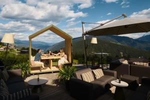 two people sitting at a table in a gazebo at Hotel AUI in Maranza