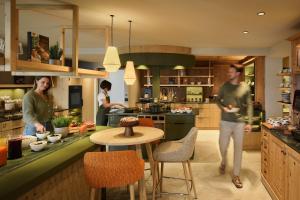 a man and woman standing in a kitchen at Hotel AUI in Maranza