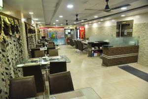 a dining room with tables and chairs in a restaurant at JBL Beach Resort Mandarmoni in Mandarmoni
