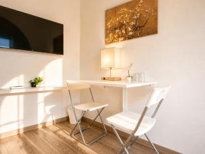 a white table and two chairs in a room at 10-Min Walk to Hauptbahnhof, Cozy Private Rooms with AC, TV & WIFI in Vienna
