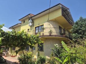 a building with a balcony on the side of it at Casa di Madi in 2 Mai