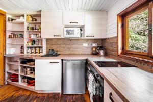 a kitchen with a sink and a stove at Cottage kingfisher 