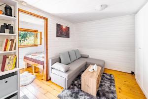 a living room with a couch and a table at Cottage kingfisher 
