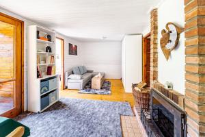 a living room with a couch and a fireplace at Cottage kingfisher 