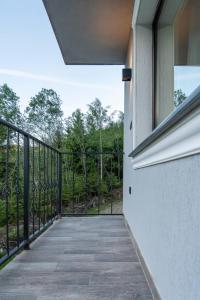 a balcony with a view of the trees at Vila dintre Brazi in Râu de Mori +1 photo
