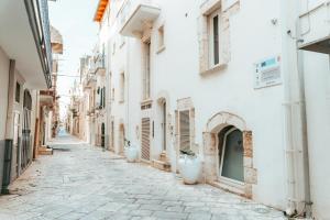 an alley in an old town with white buildings at Iulius Suite in Conversano
