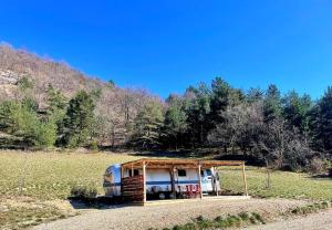 a truck parked in a shed in a field at Le Stéréo Motel in LʼHospitalet +16 photos