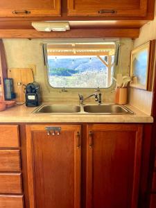 a kitchen with a sink and a window at Le Stéréo Motel in LʼHospitalet