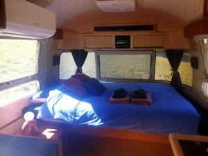 a bed in the back of an rv at Le Stéréo Motel in LʼHospitalet
