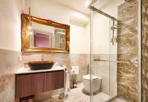 a bathroom with a sink and a toilet and a mirror at Tao chambre in Taormina