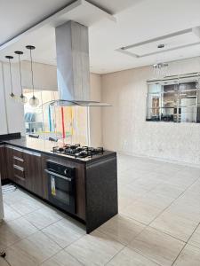 a kitchen with a stove and a counter top at Área de Lazer in Limeira