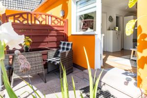 a patio with a table and chairs on a house at Sonnenblumenhaus 01 in Prerow
