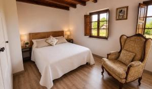a bedroom with a bed and a chair at Casa Rural La Eugenia · Picos de Europa · Cabrales in Puertas