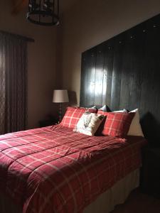 Un pat sau paturi într-o cameră la Der Sportsmann Suites