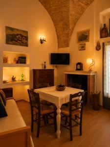 a dining room with a table and chairs at Dimora dei Ciri in Ferrandina