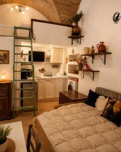 a living room with a couch and a kitchen at Dimora dei Ciri in Ferrandina