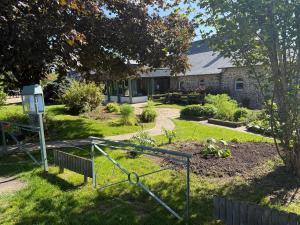 a garden in front of a house with a garden at chambre d hotes chez josiane in Mayenne +22 photos