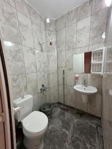 a bathroom with a toilet and a sink at Yalçın Pansiyon in Silifke