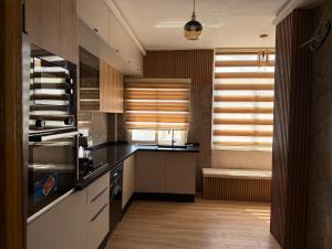 a kitchen with a sink and a counter top at Apparemment La Perla in Banzart