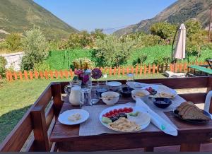 ein Holztisch mit Essen darauf in der Unterkunft Lean chalet Sea&Mountain view in Dukat