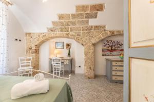 a bedroom with a bed and a desk in a room at Appartamento Misya in Felline