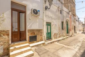 an old building with a door on a street at Appartamento Misya in Felline