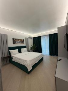 เตียงในห้องที่ Cortina Studios
