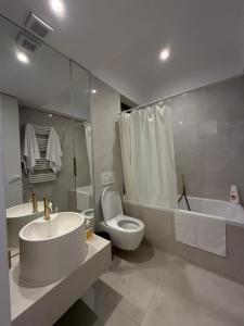 ห้องน้ำของ Cortina Studios +8 ภาพ