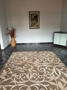 a room with a large rug on the floor at Casa confort - Vicente pires in Brasília