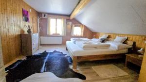 a bedroom with two beds in a room at Big 3-bedroom flat with new kitchen in Brienz
