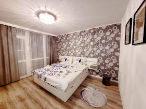 a bedroom with a bed and a wall with patterns at Modernes Wohlfühl-Apartment mit Stil in Mülheim an der Ruhr