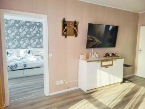 a room with a bedroom with a bed and a window at Modernes Wohlfühl-Apartment mit Stil in Mülheim an der Ruhr