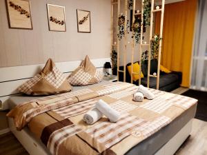 a bed with towels and pillows on top of it at Modernes Wohlfühl-Apartment mit Stil in Mülheim an der Ruhr