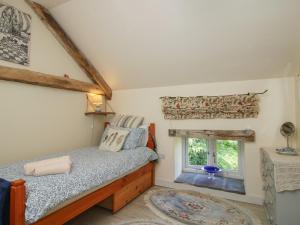 a bedroom with a bed and a window at Buzzards Breg in Builth Wells